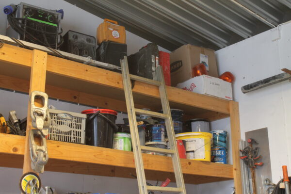 Innredning full av håndverktøy og diverse - Bilde 8