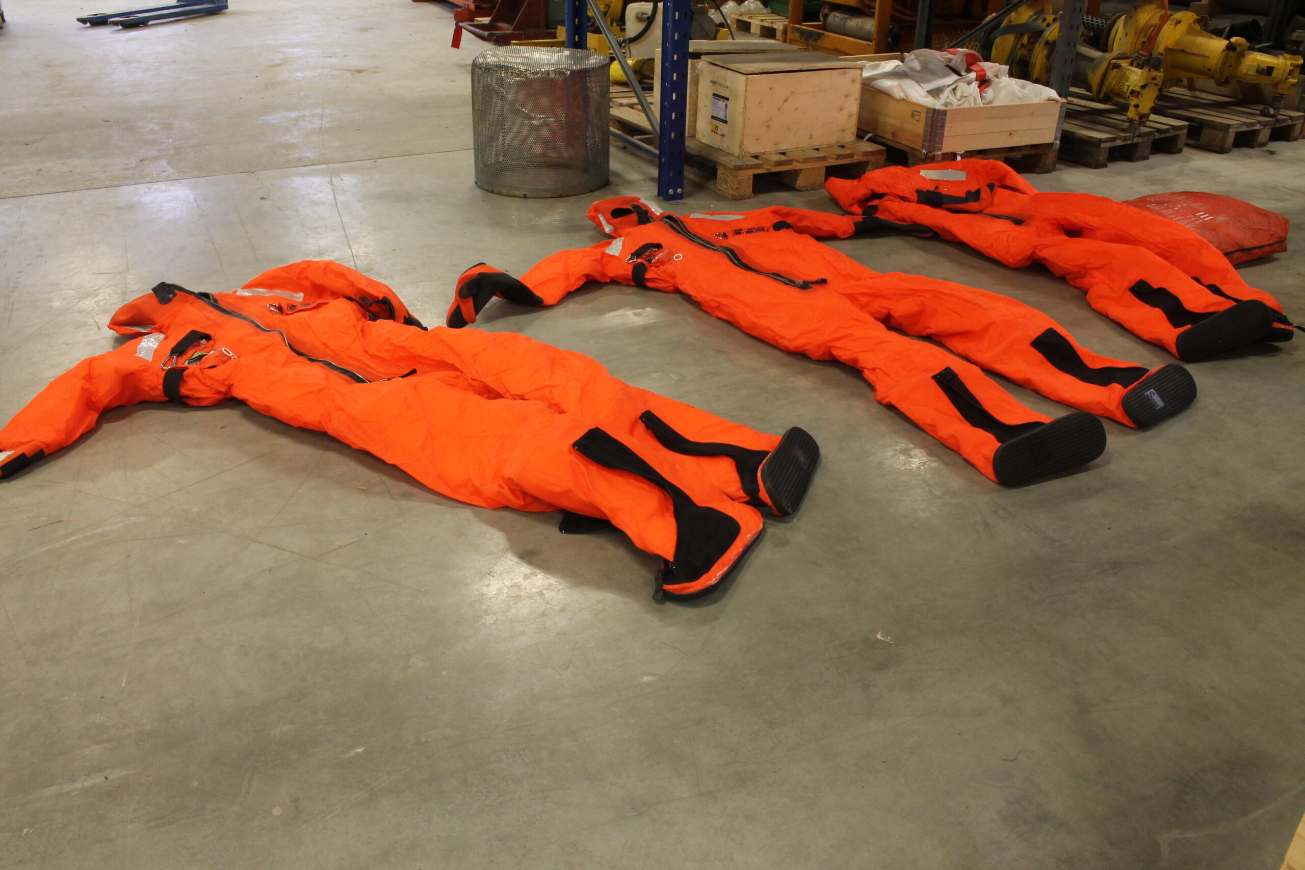 IMG_8987 4stk Solas redningsdrakter i Zarges kasse - Bilde 2