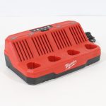 Milwaukee M12 C4 batterilader