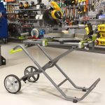 DeWalt DW712N kapp- og gjærsag med uttrekk – på Ryobi sagstativ