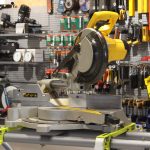 DeWalt DW712N kapp- og gjærsag med uttrekk – på Ryobi sagstativ - Bilde 4