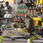 DeWalt DW712N kapp- og gjærsag med uttrekk – på Ryobi sagstativ - Bilde 5