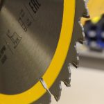 DeWalt DW712N kapp- og gjærsag med uttrekk – på Ryobi sagstativ - Bilde 9